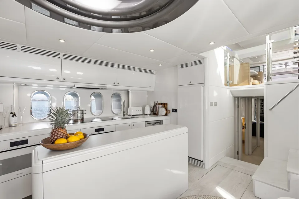 Warren 87 Skylounge Motor Yacht