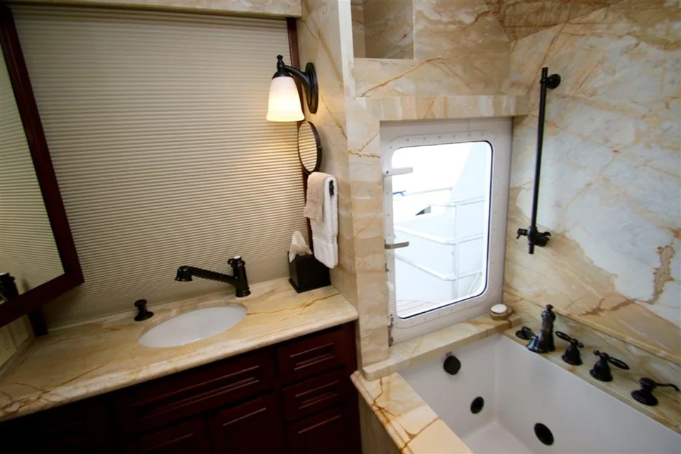 Abd Aluminum Ltd. Enclosed Pilothouse