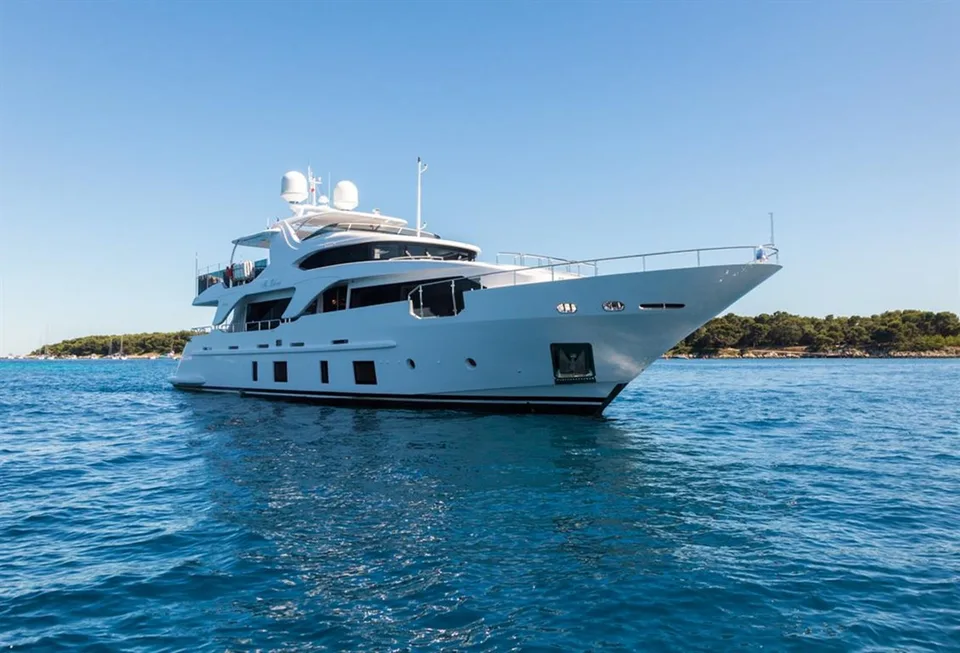 Benetti Delfino 93