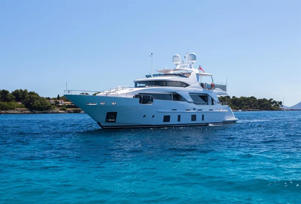 Benetti Delfino 93