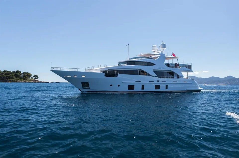 Benetti Delfino 93