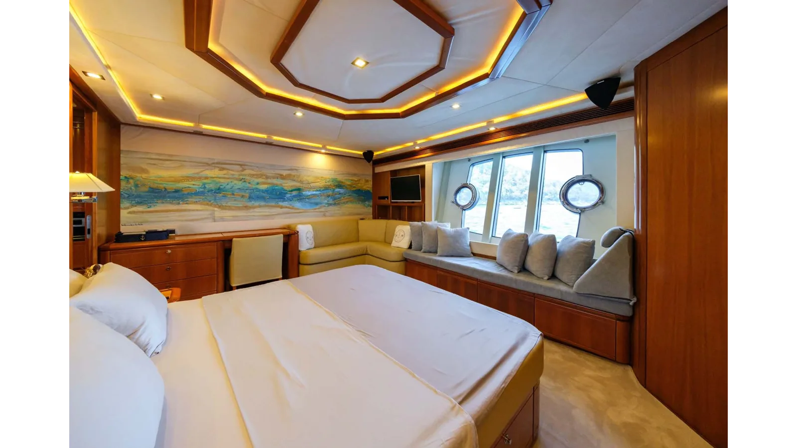 Ferretti Yachts 881