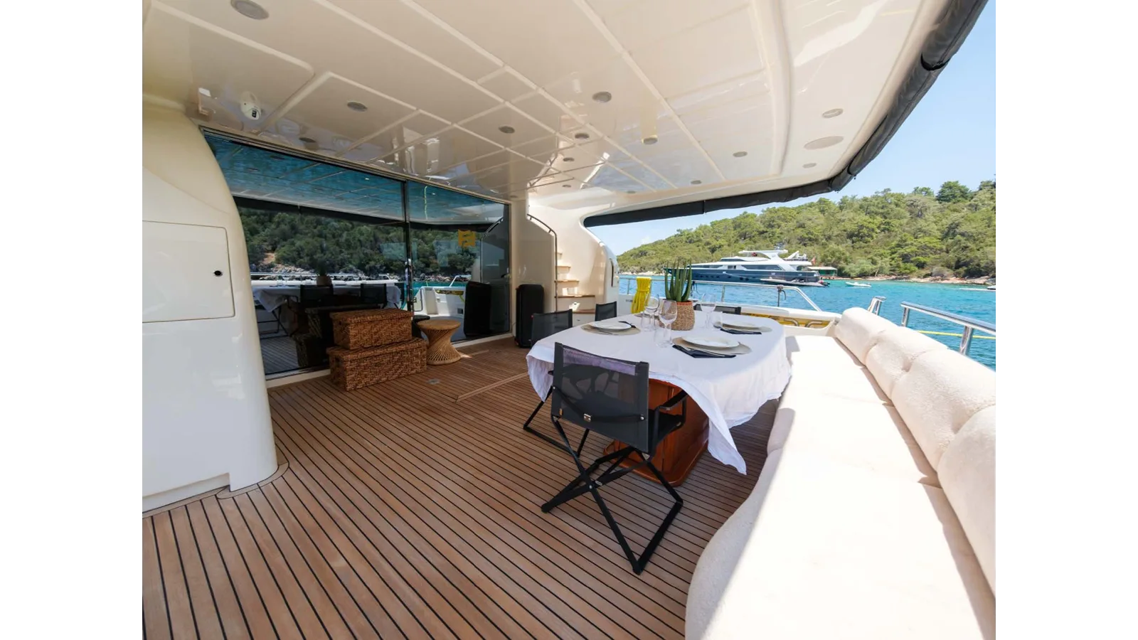 Ferretti Yachts 881