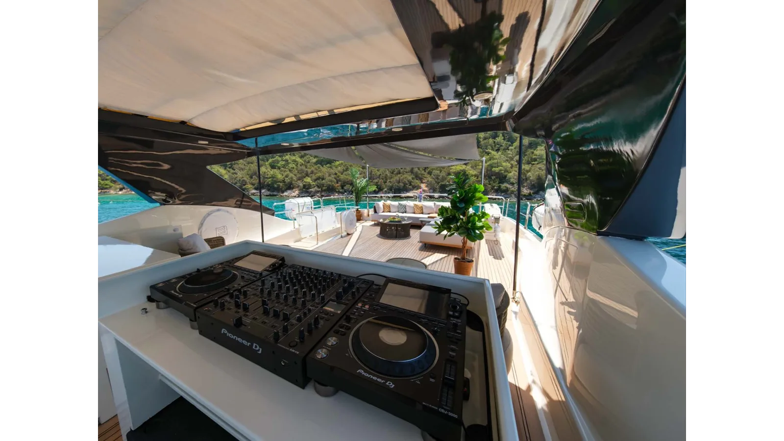 Ferretti Yachts 881