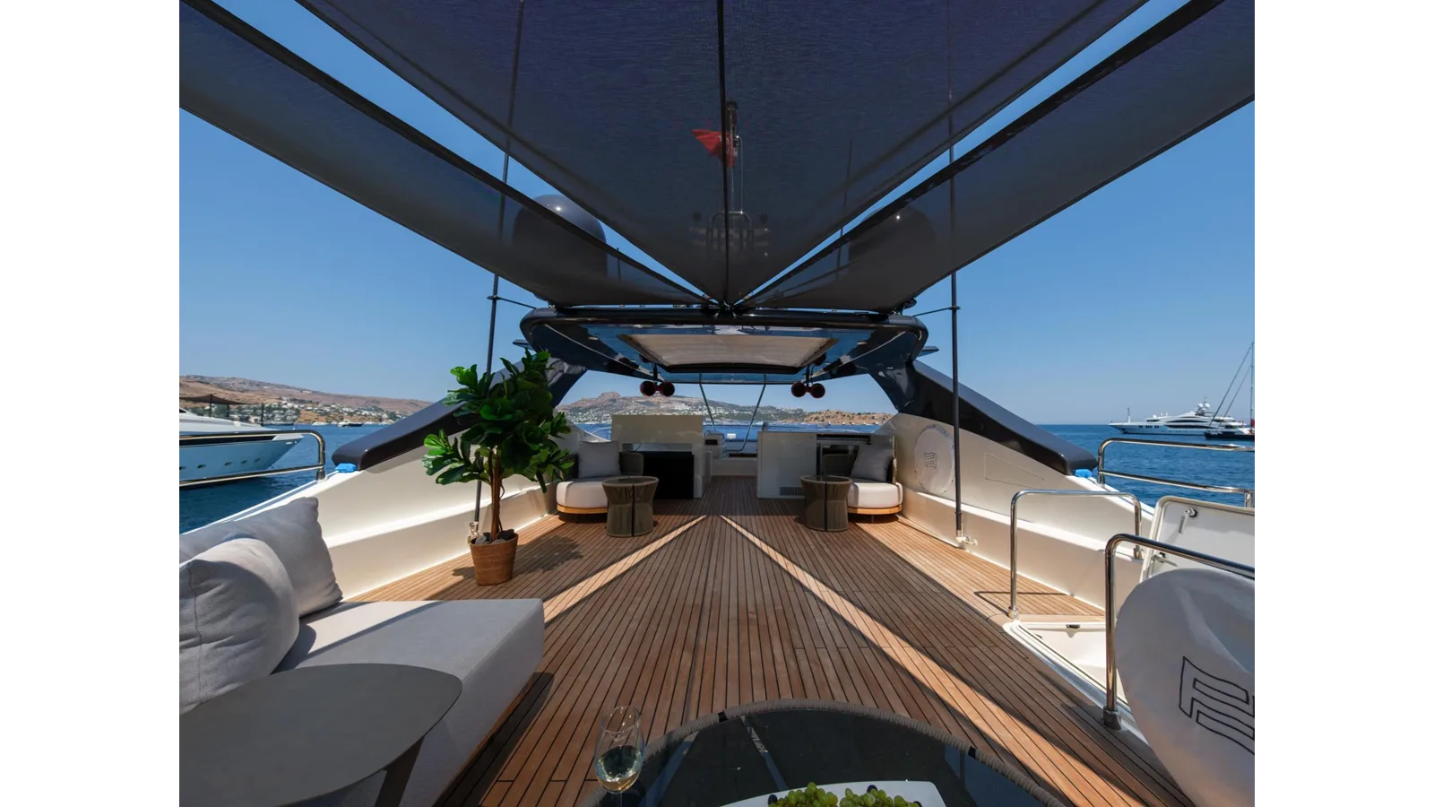Ferretti Yachts 881