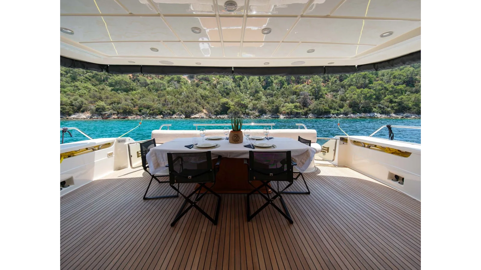 Ferretti Yachts 881