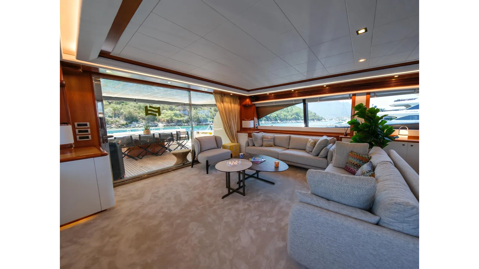 Ferretti Yachts 881