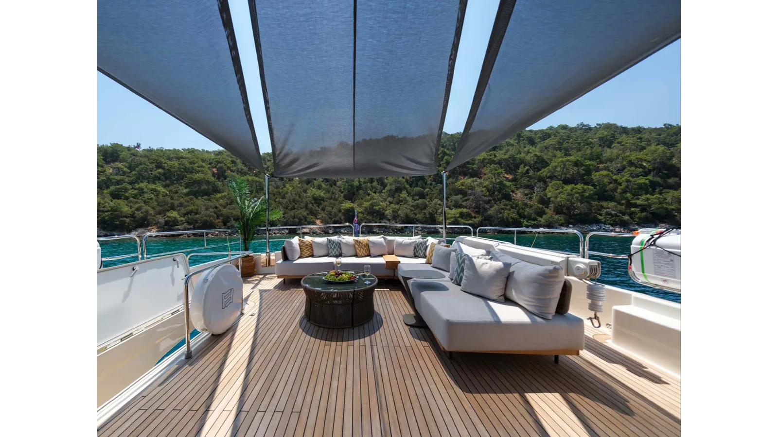Ferretti Yachts 881