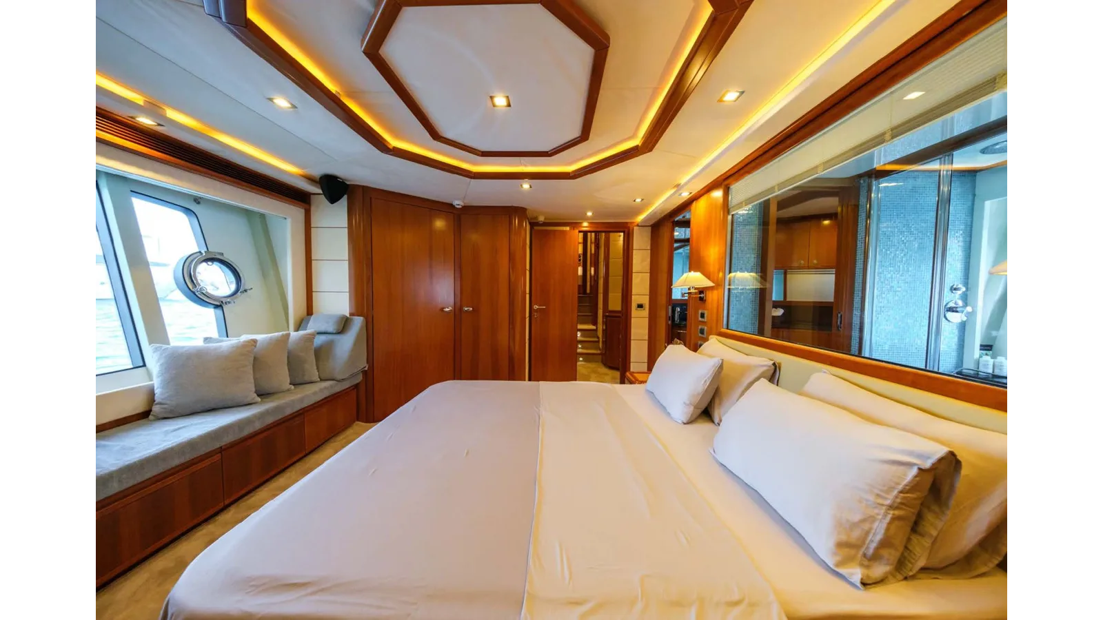 Ferretti Yachts 881