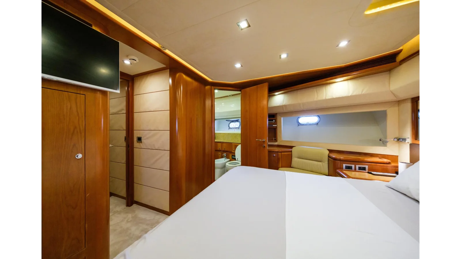 Ferretti Yachts 881