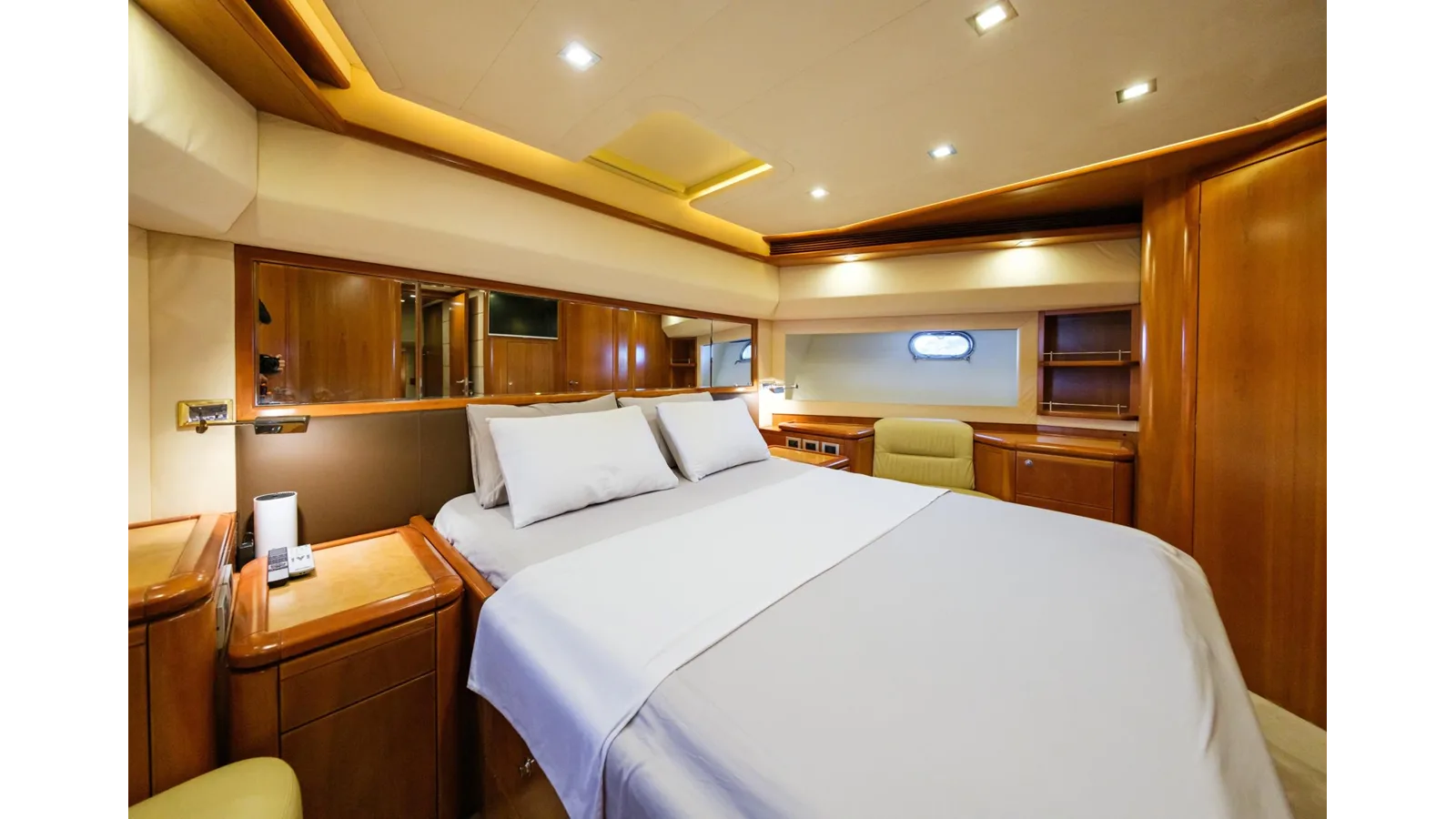 Ferretti Yachts 881