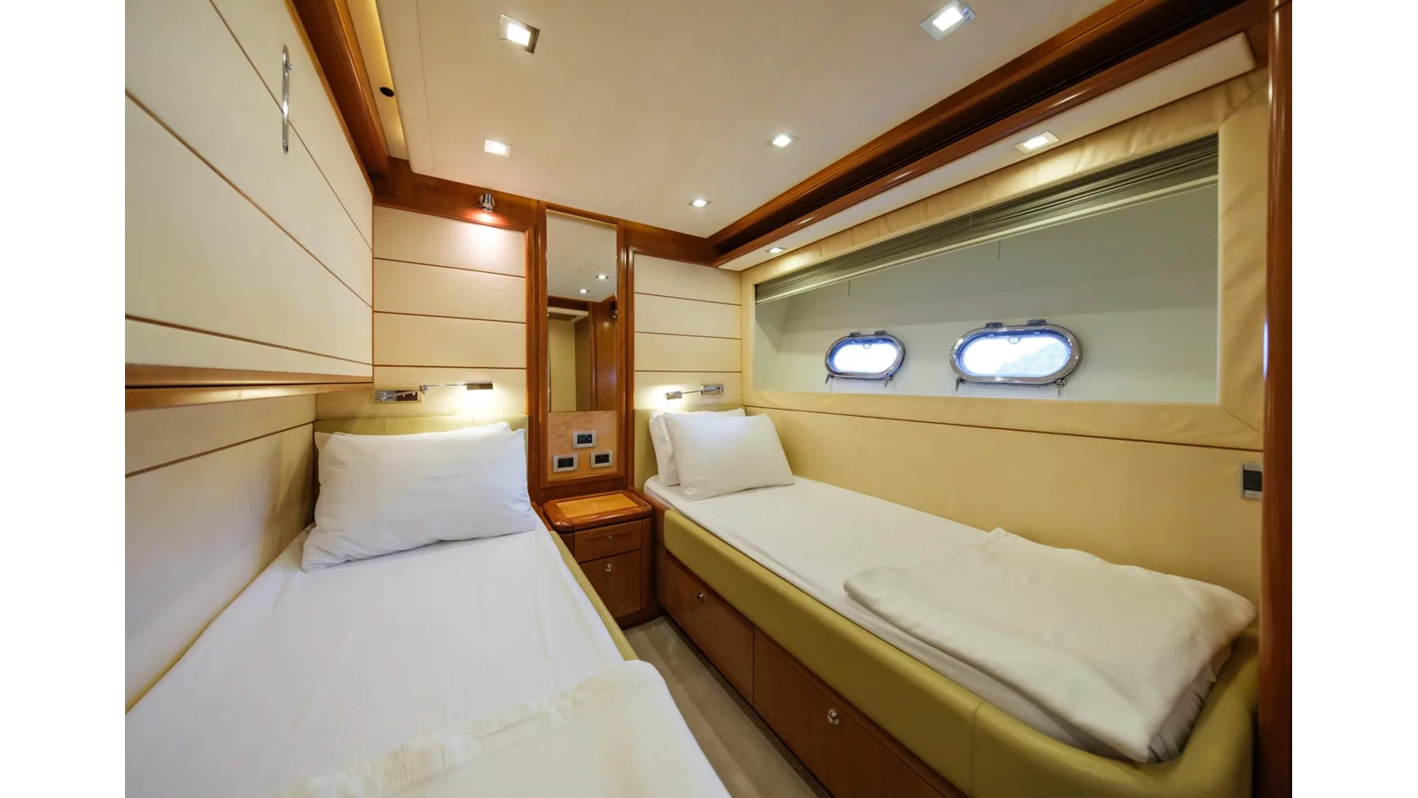 Ferretti Yachts 881