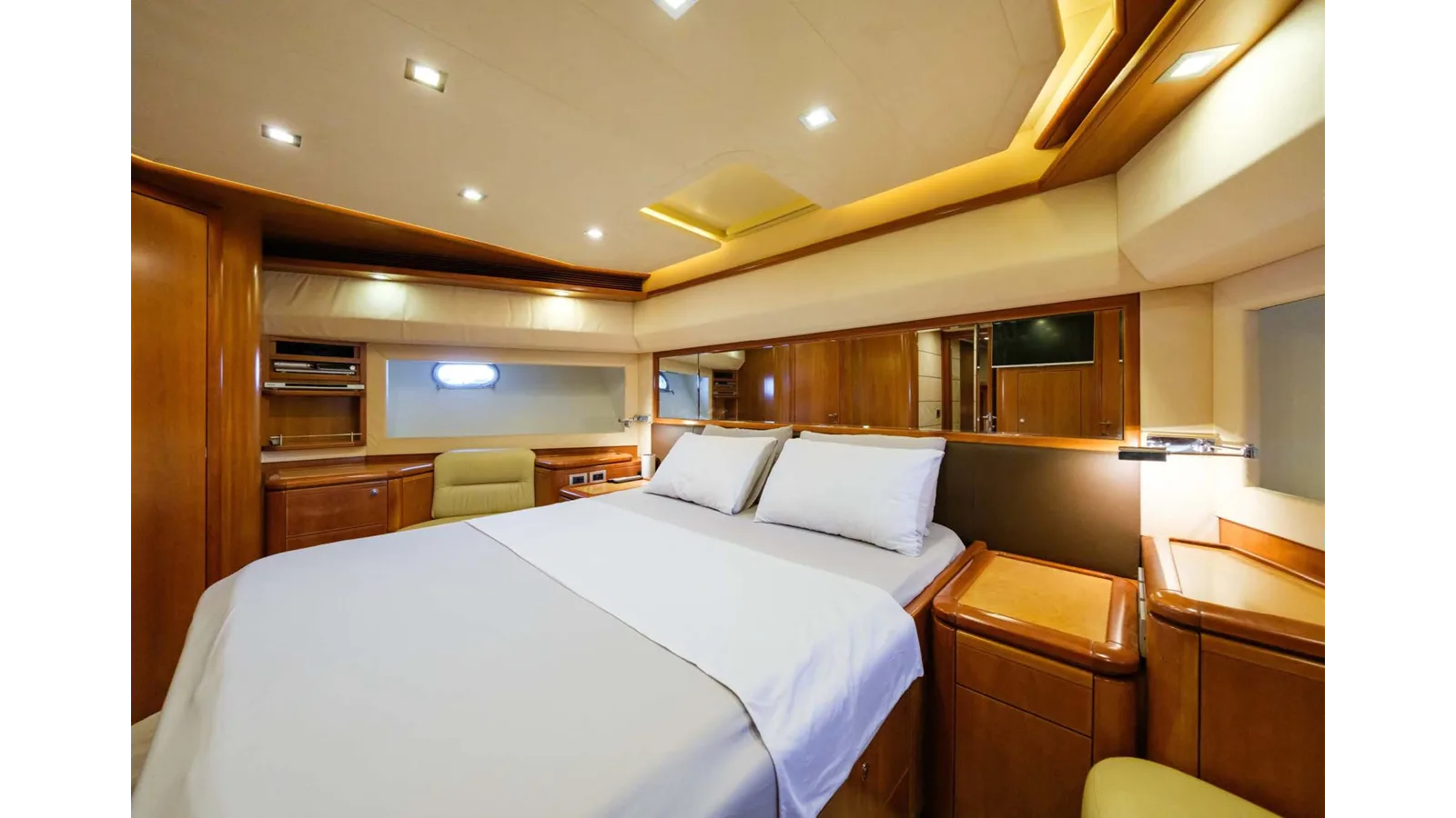 Ferretti Yachts 881