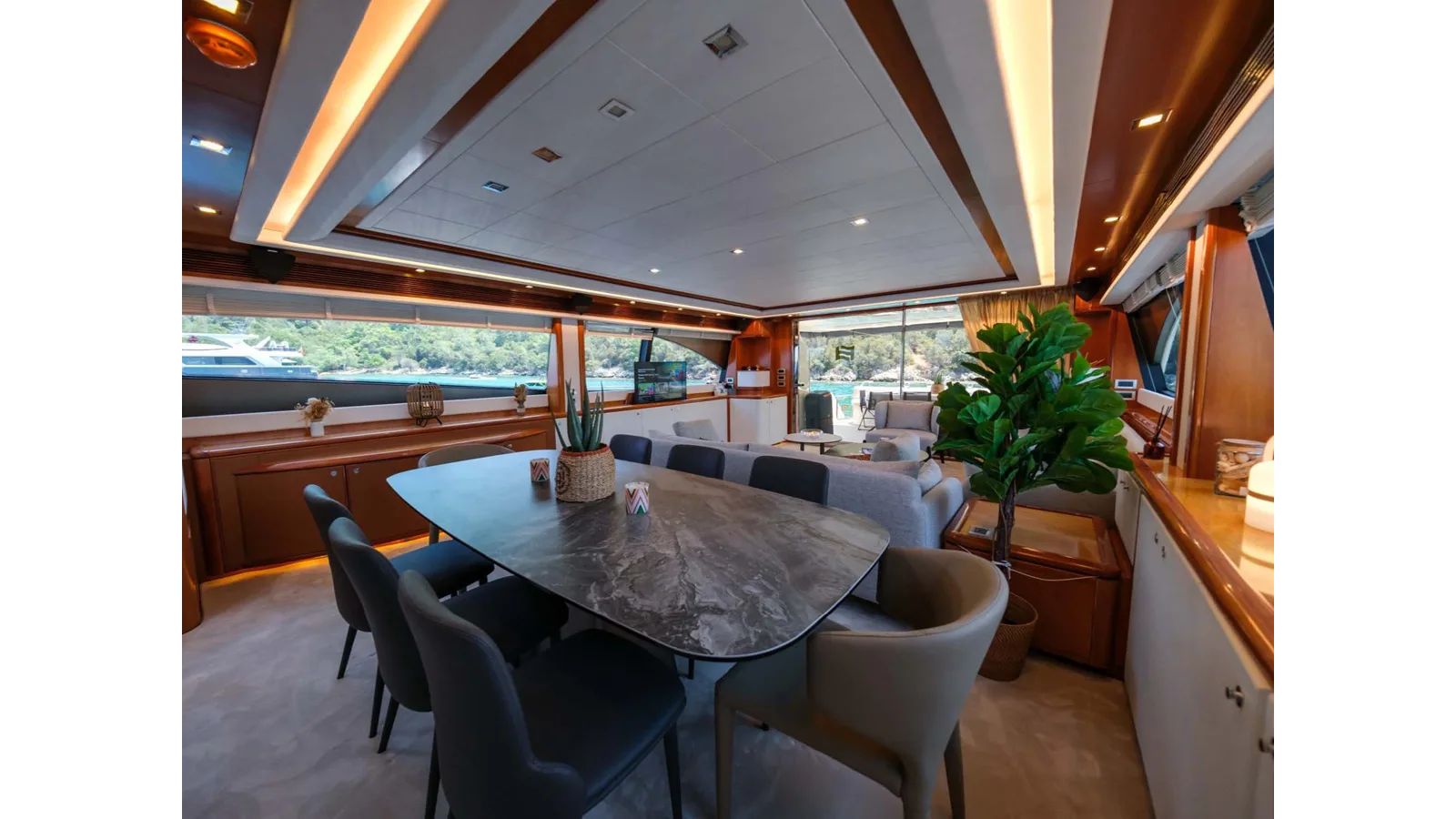 Ferretti Yachts 881