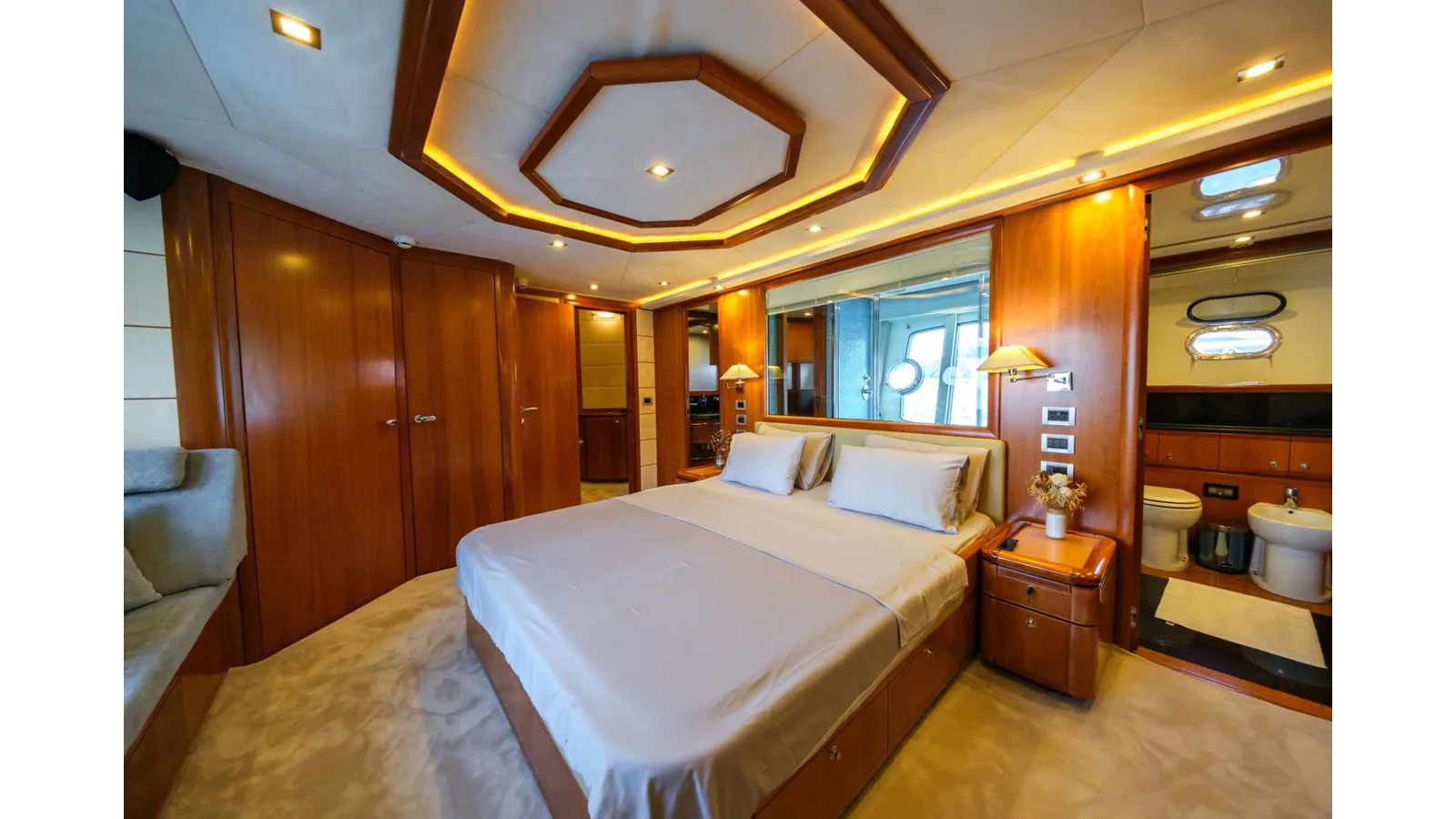 Ferretti Yachts 881