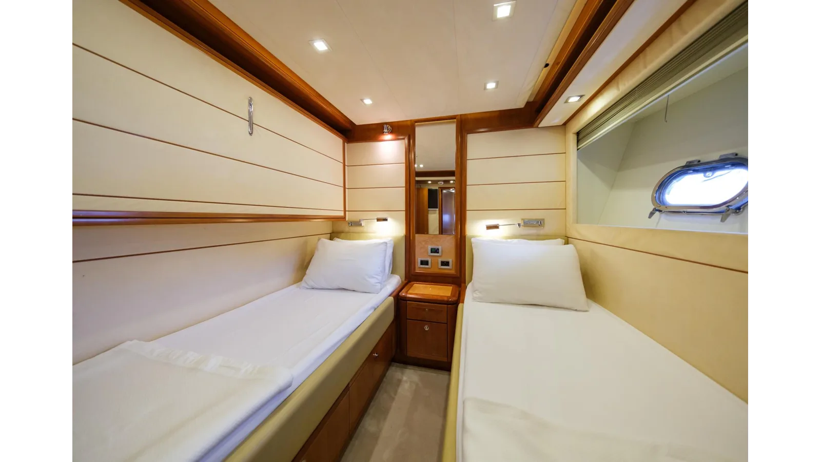 Ferretti Yachts 881
