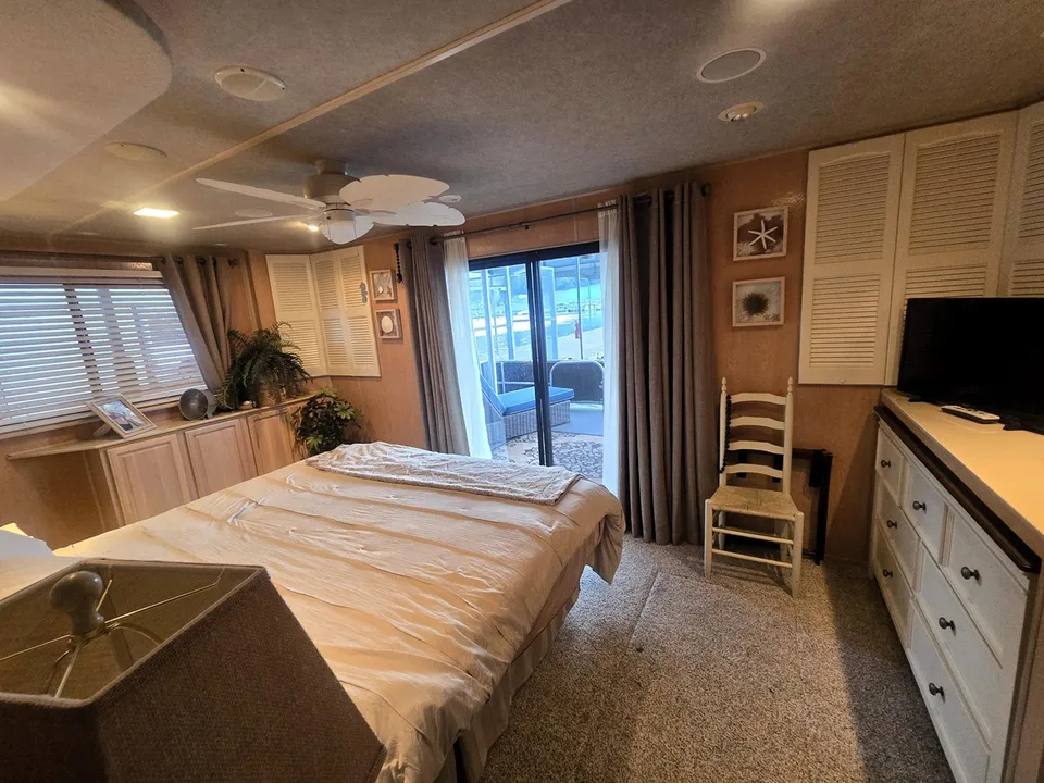 Sumerset Houseboats 82'x18'