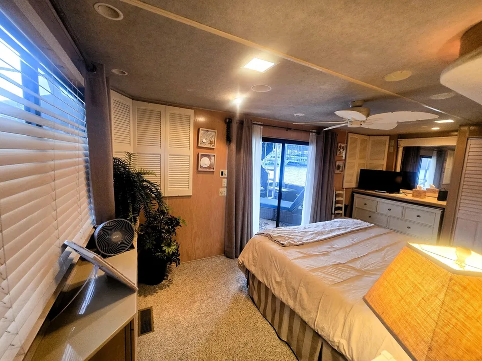 Sumerset Houseboats 82'x18'