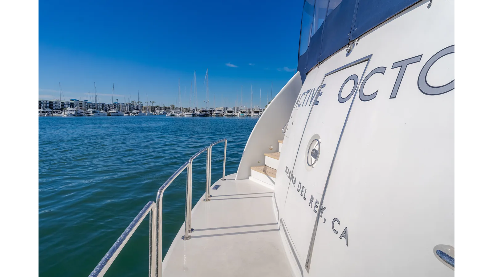 Destiny 104 Raised Pilothouse