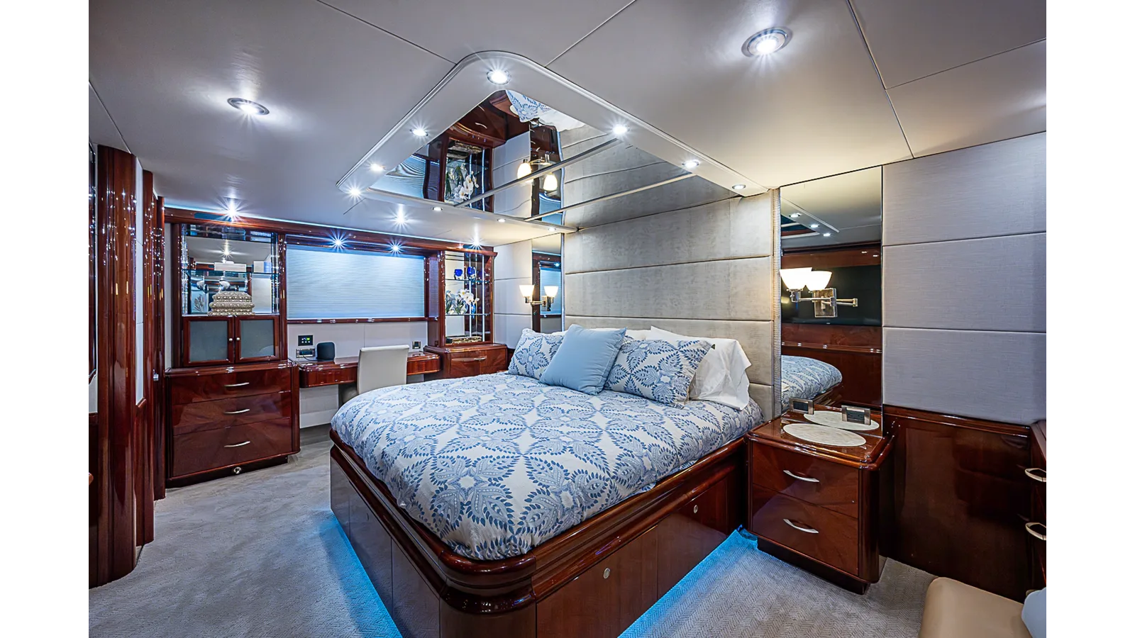 80 Flybridge Motor Yacht