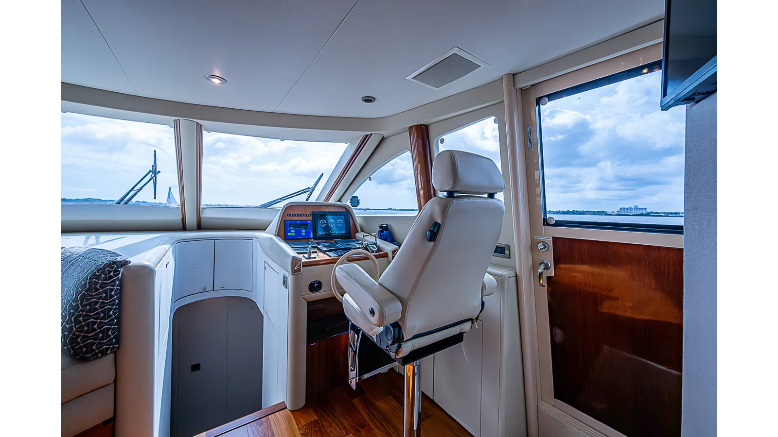 80 Flybridge Motor Yacht