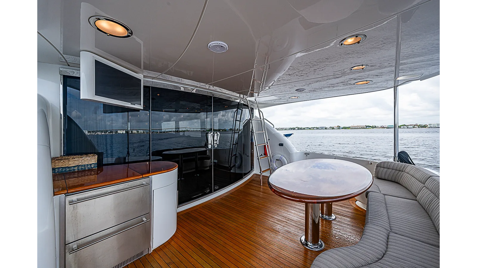 80 Flybridge Motor Yacht