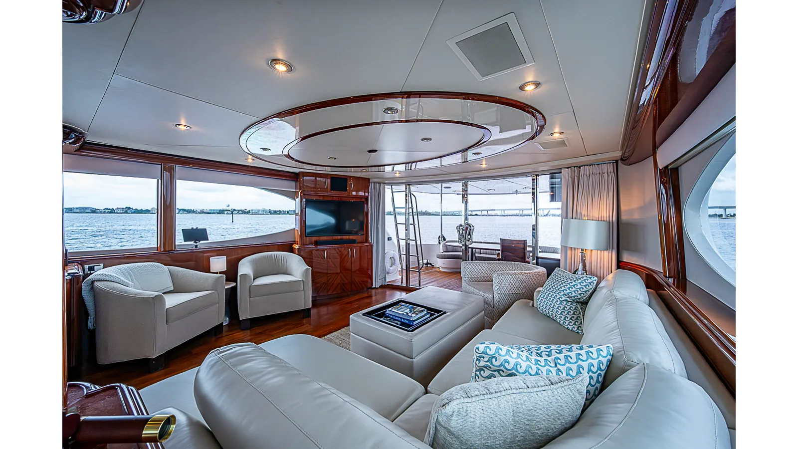 80 Flybridge Motor Yacht