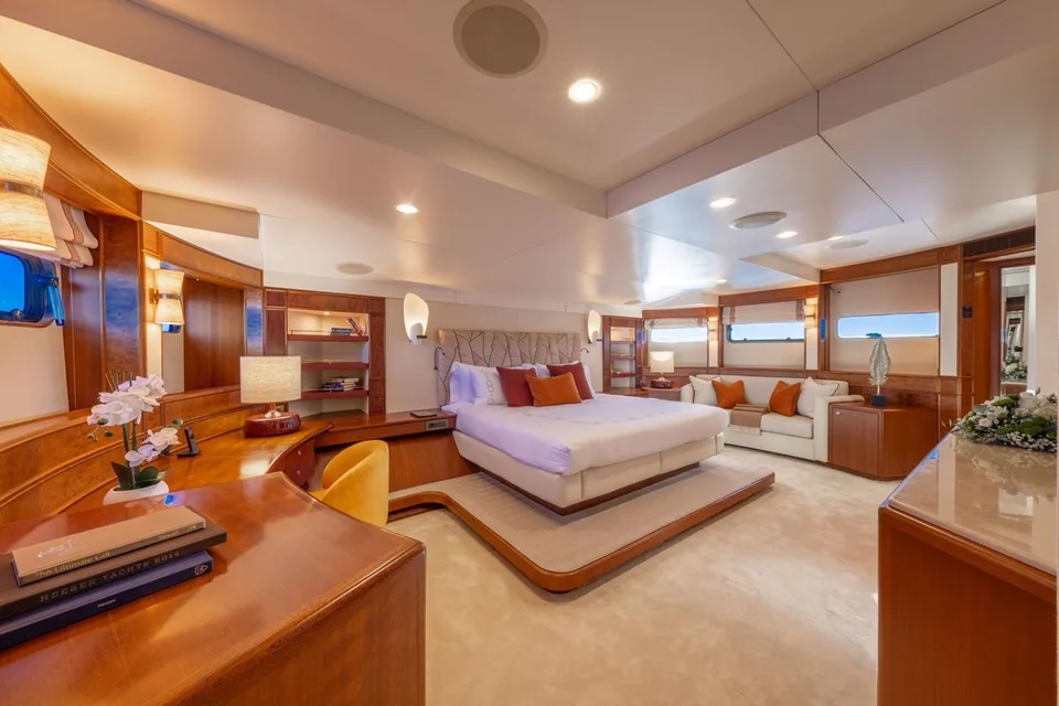 Heesen Aluminium semi displacement motor yacht