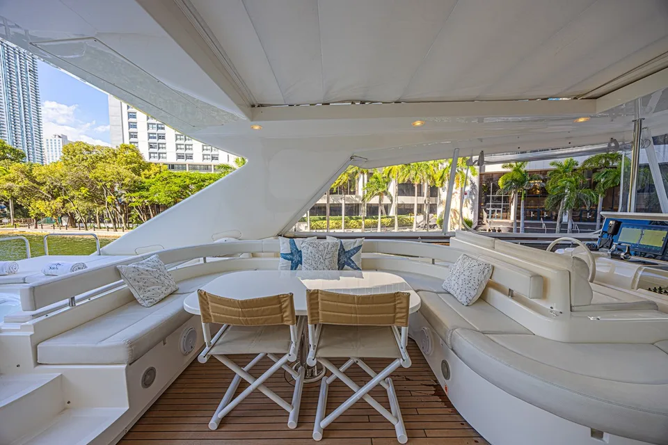 Ferretti Yachts 830