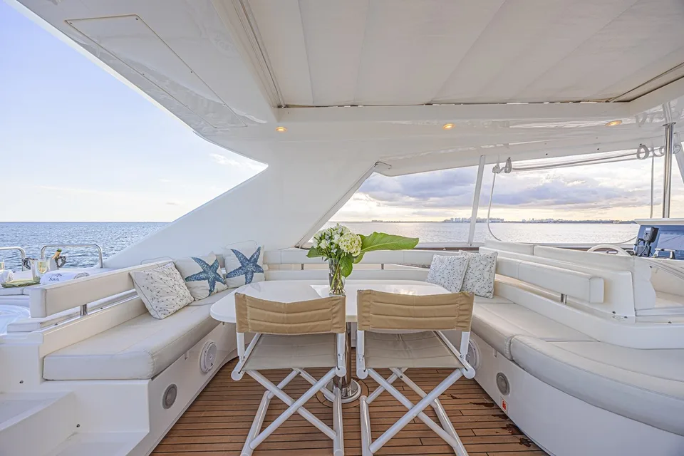 Ferretti Yachts 830