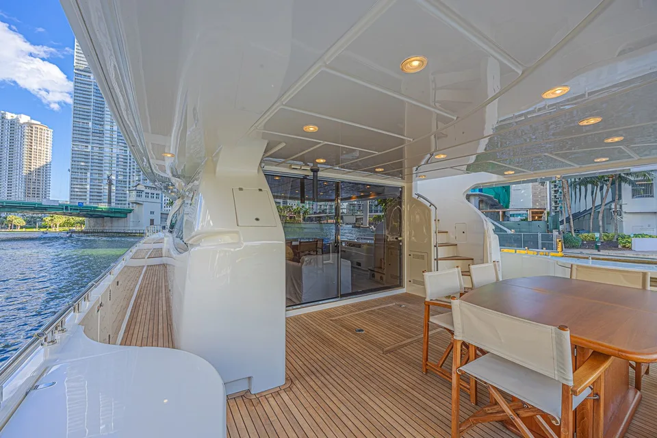 Ferretti Yachts 830