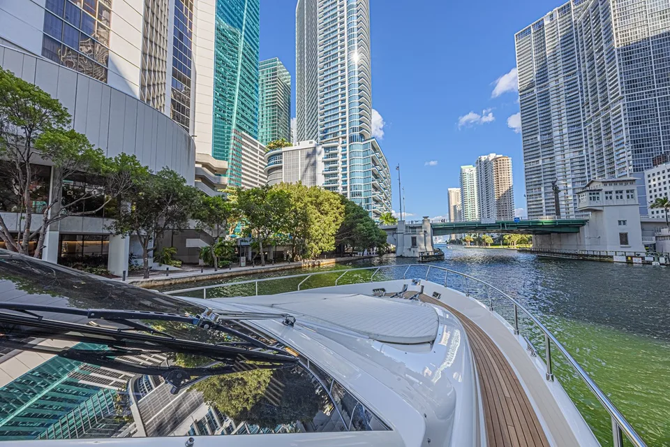 Ferretti Yachts 830