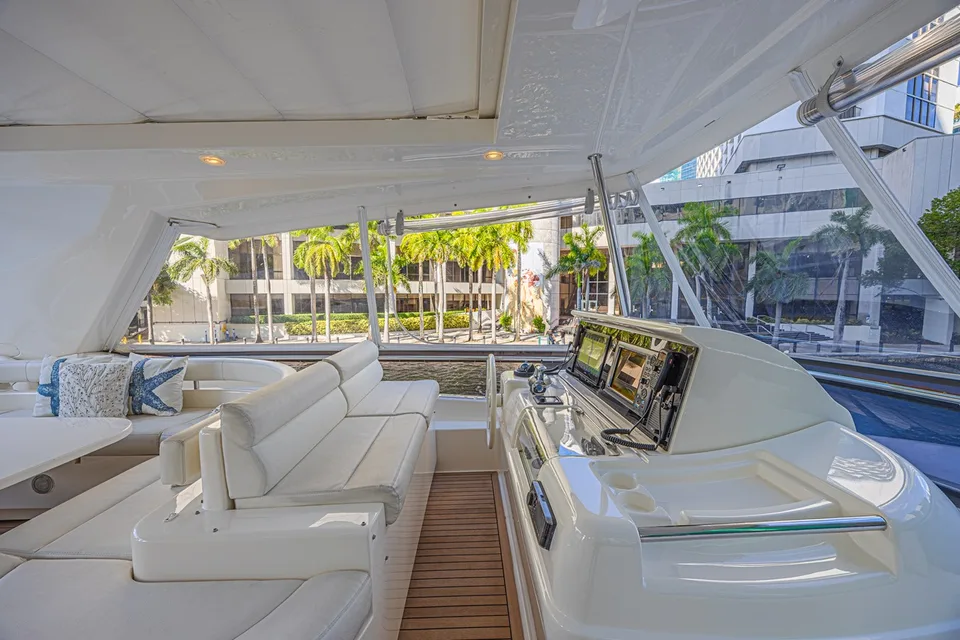 Ferretti Yachts 830