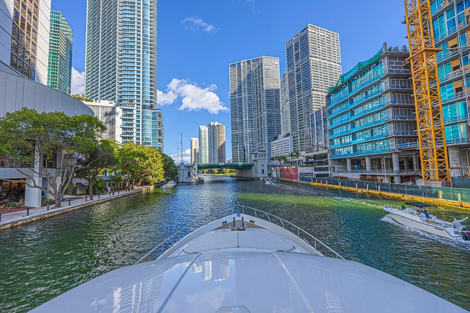 Ferretti Yachts 830