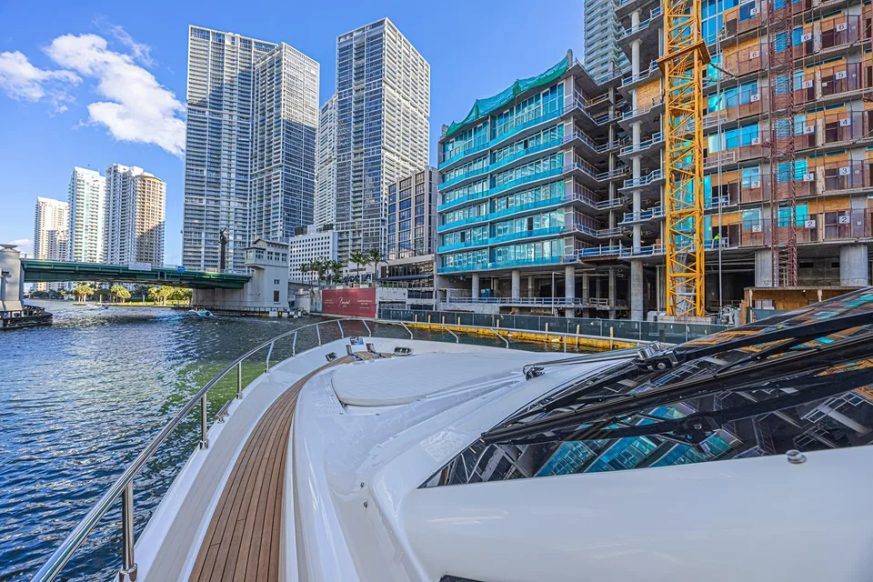 Ferretti Yachts 830