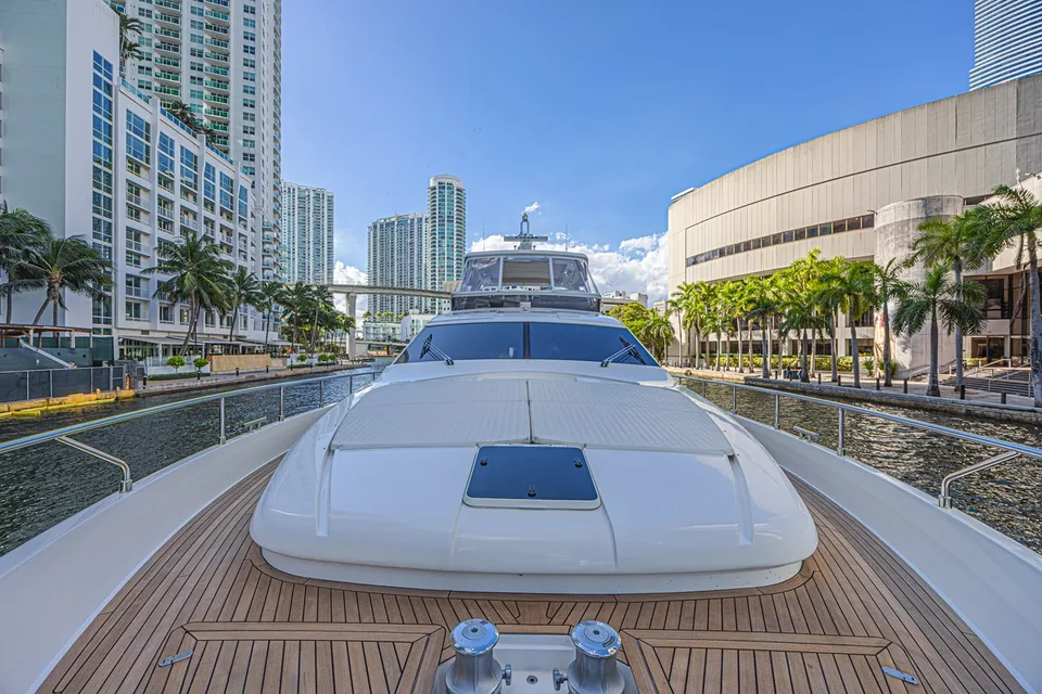 Ferretti Yachts 830