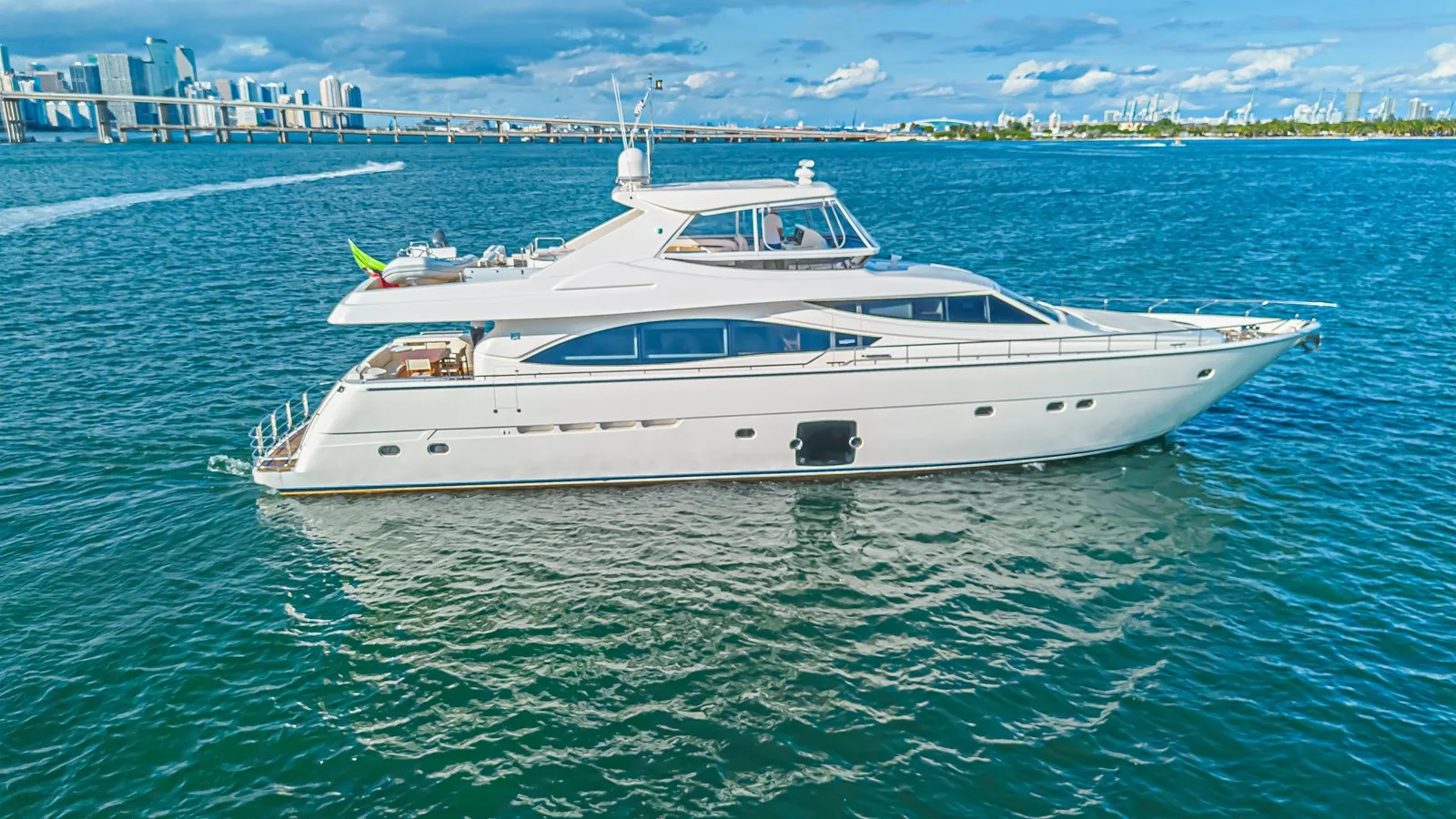 Ferretti Yachts 830
