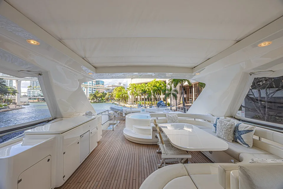 Ferretti Yachts 830