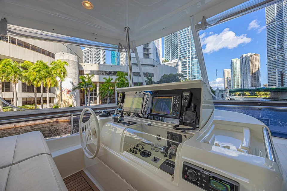Ferretti Yachts 830