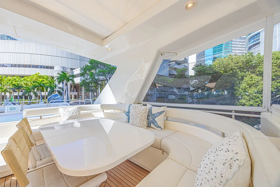 Ferretti Yachts 830