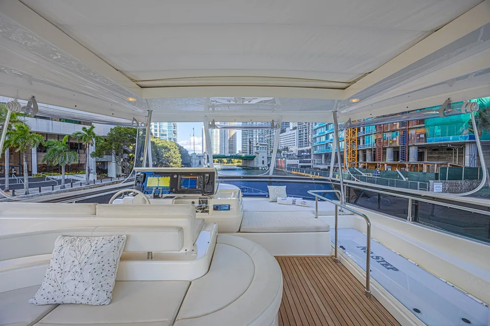Ferretti Yachts 830