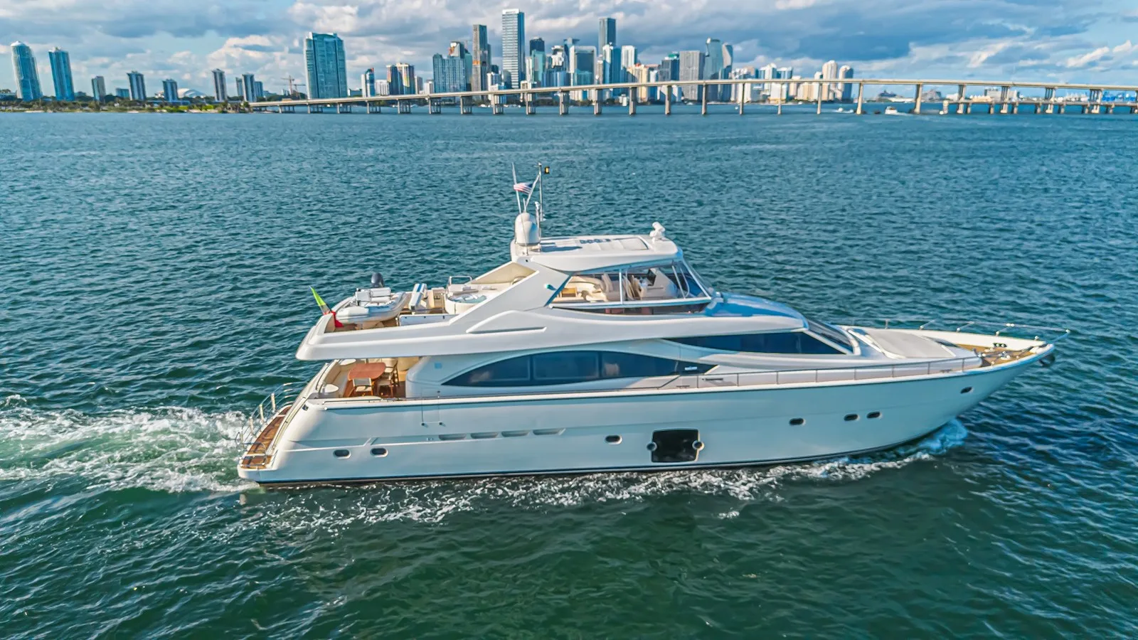 Ferretti Yachts 830