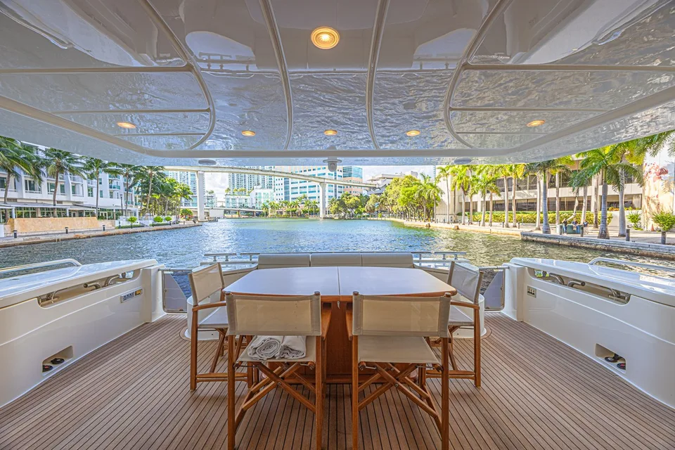 Ferretti Yachts 830
