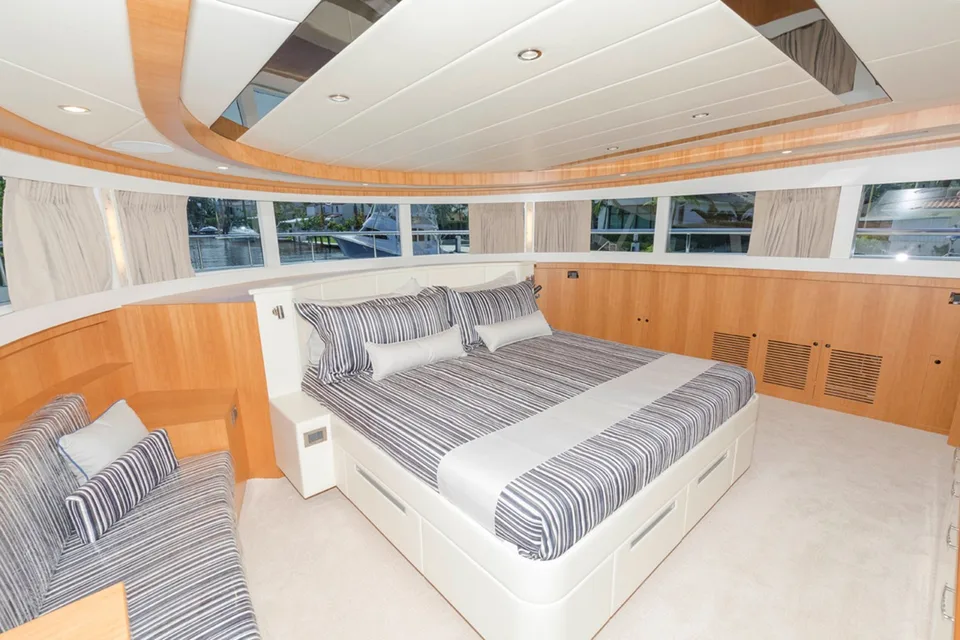 Johnson Open Flybridge with Hydraulic Platform