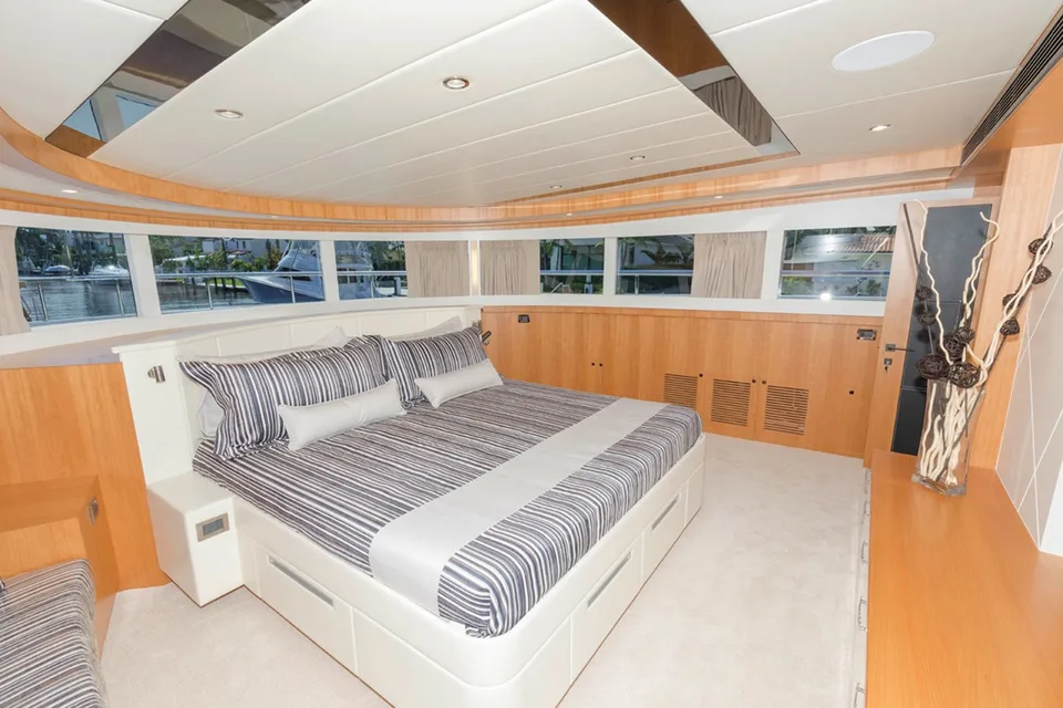 Johnson Open Flybridge with Hydraulic Platform