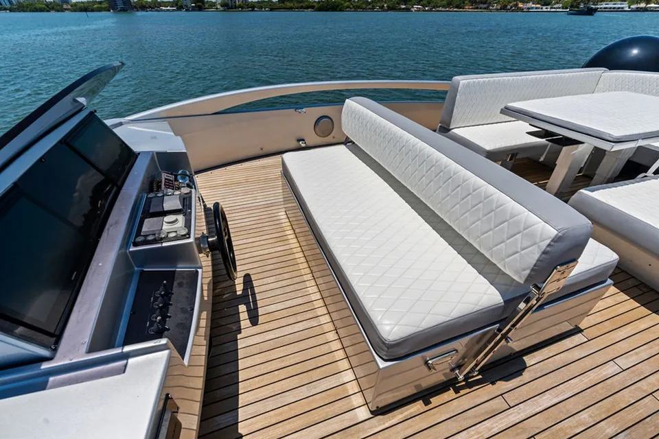 Pershing 92
