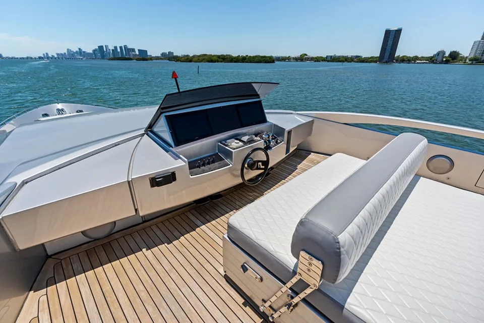 Pershing 92