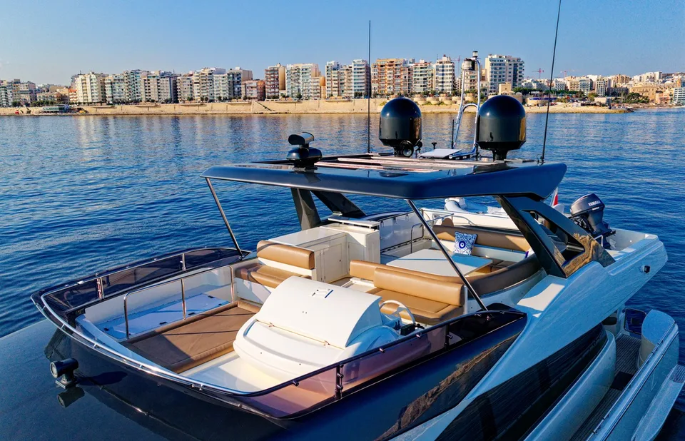 Ferretti Yachts 800