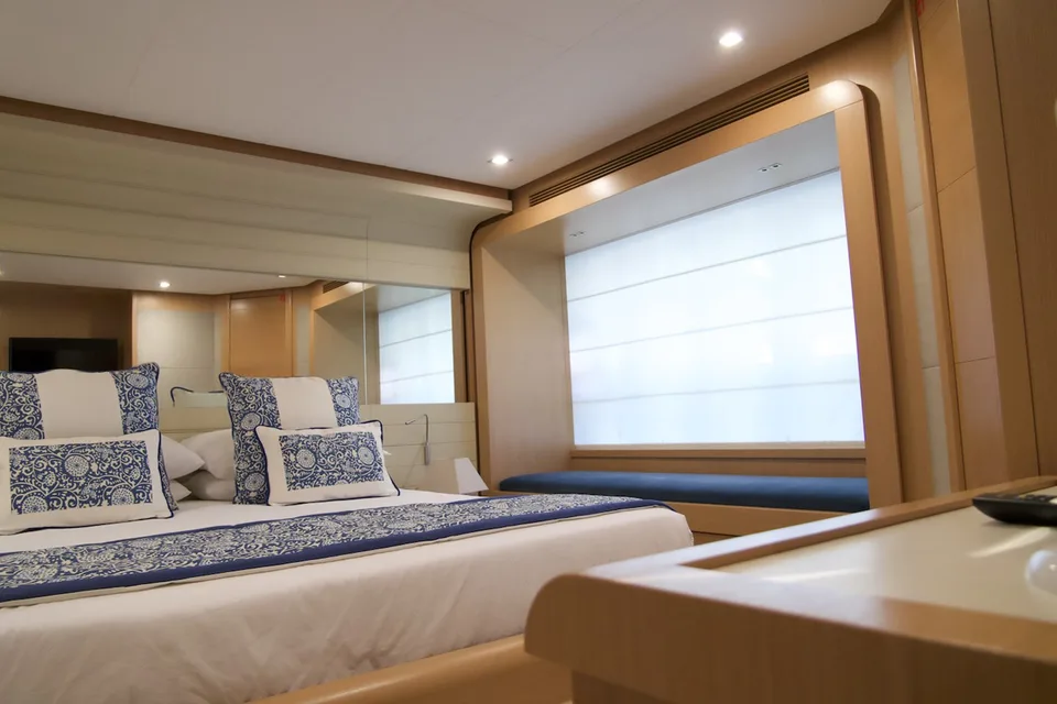 Ferretti Yachts 800