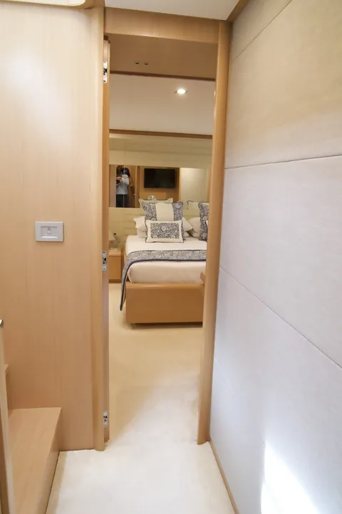 Ferretti Yachts 800